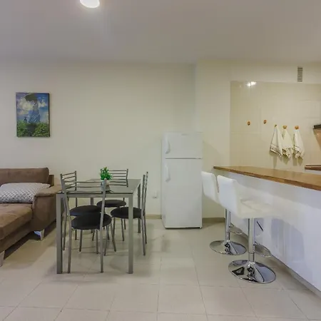 Lägenhet Seguro Spacious With Roomy Terrace