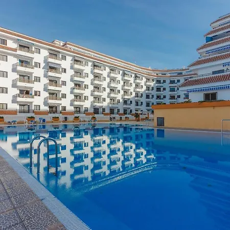 Seguro Spacious With Roomy Terrace Apartment