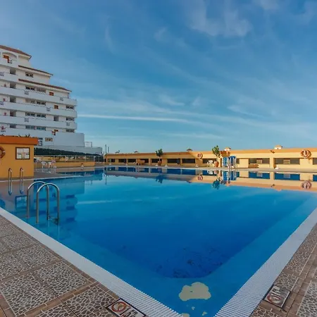 Seguro Spacious With Roomy Terrace Apartment