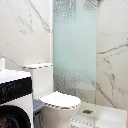 דירה Seguro Spacious With Roomy Terrace, Newly Renovated *