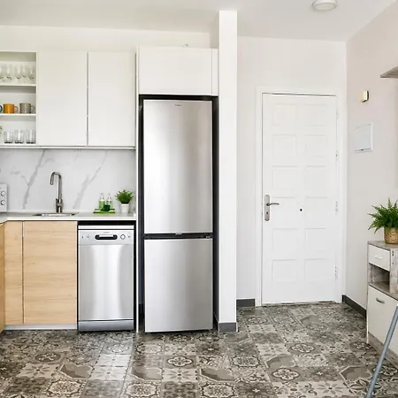 Seguro Spacious With Roomy Terrace, Newly Renovated