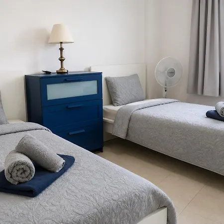 Seguro Spacious With Roomy Terrace, Newly Renovated דירה *