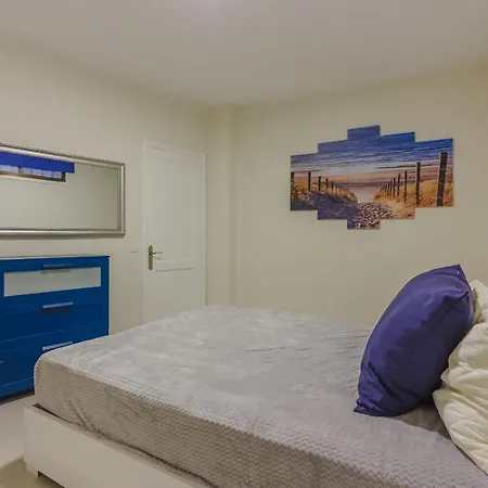 Seguro Spacious With Roomy Terrace, Newly Renovated דירה *