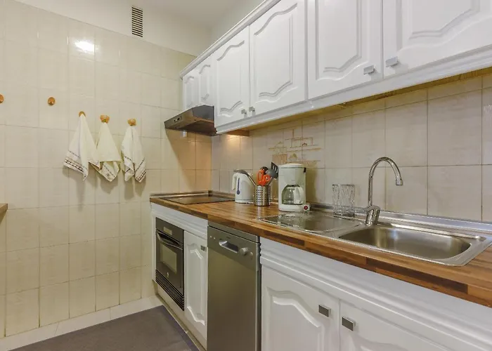 Seguro Spacious With Roomy Terrace *