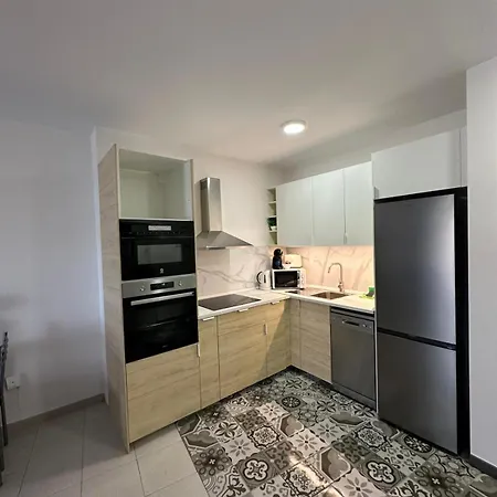 Seguro Spacious With Roomy Terrace דירה *