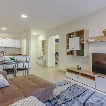 Seguro Spacious With Roomy Terrace דירה